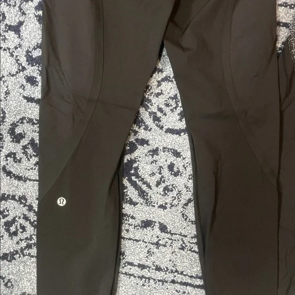 SET OF 2! Lululemon Peloton Black and White Pattern and all black Leggings sz 8 - Picture 2 of 7